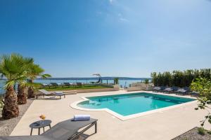 Bazén v ubytovaní Beachfront Villa Armeria with Pool alebo v jeho blízkosti
