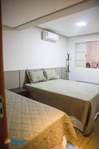 ein Zimmer mit zwei Betten und einem Fenster in der Unterkunft Rancho Recanto Feliz Lindomar Gonçalves Capitólio MG in Capitólio