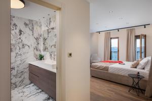 Posteľ alebo postele v izbe v ubytovaní Beachfront Villa Armeria with Pool + 37 fotografií