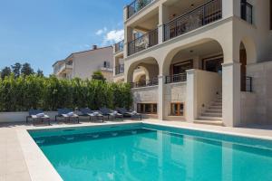 Bazén v ubytovaní Beachfront Villa Armeria with Pool alebo v jeho blízkosti