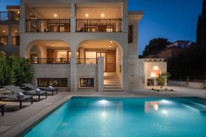 Bazén v ubytovaní Beachfront Villa Armeria with Pool alebo v jeho blízkosti