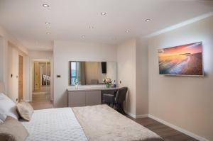 Posteľ alebo postele v izbe v ubytovaní Beachfront Villa Armeria with Pool