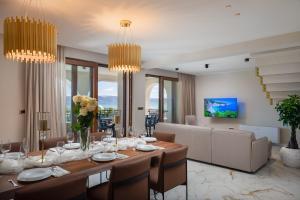 Televízia a/alebo spoločenská miestnosť v ubytovaní Beachfront Villa Armeria with Pool