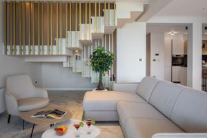 Posedenie v ubytovaní Beachfront Villa Armeria with Pool