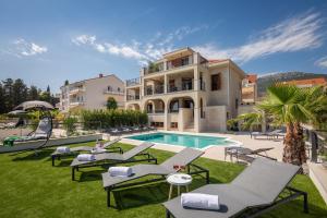 Bazén v ubytovaní Beachfront Villa Armeria with Pool alebo v jeho blízkosti