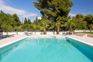 Bazén v ubytovaní Beachfront Villa Armeria with Pool alebo v jeho blízkosti