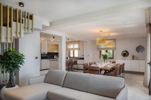 Kuchyňa alebo kuchynka v ubytovaní Beachfront Villa Armeria with Pool