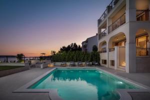 Bazén v ubytovaní Beachfront Villa Armeria with Pool alebo v jeho blízkosti