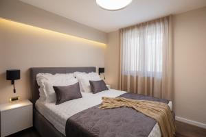 Posteľ alebo postele v izbe v ubytovaní Beachfront Villa Armeria with Pool