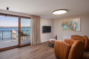 Televízia a/alebo spoločenská miestnosť v ubytovaní Beachfront Villa Armeria with Pool