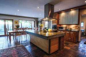 Dapur atau dapur kecil di Home in Cape Town-The Homestead