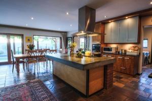 una cocina con una gran isla en una casa en Home in Cape Town-The Homestead, en Stellenbosch