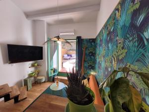 ein Wohnzimmer mit einem großen Gemälde an der Wand in der Unterkunft Duplex BULLES D'AIX terrasse centre historique in Aix-en-Provence