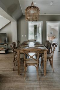 uma sala de jantar com uma mesa de madeira e cadeiras em HÖNOW HOTEL em Hoppegarten