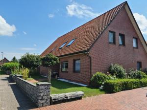 ein rotes Backsteinhaus mit rotem Dach in der Unterkunft Ferienwohnung Haus Fischer in Langwedel