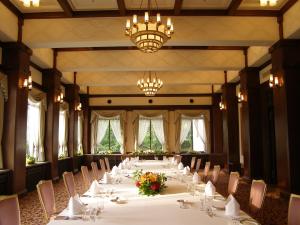 una sala de conferencias con una mesa larga y sillas en Gamagori Classic Hotel en Gamagori