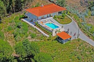 una vista aérea de una casa con piscina en studio veerle, en Abragão