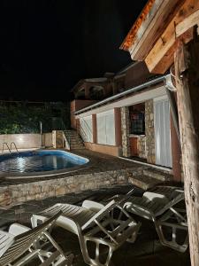 A piscina localizada em Guesthouse Dila ou nos arredores