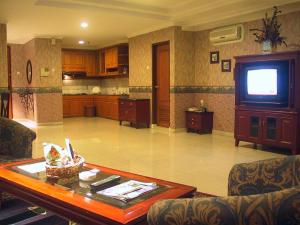 Kuchyň nebo kuchyňský kout v ubytování Travellers Suites Serviced Apartments