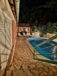 A piscina localizada em Guesthouse Dila ou nos arredores