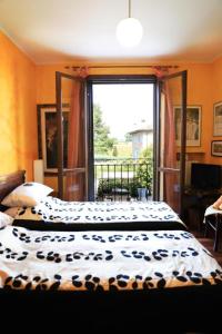um quarto com uma cama e uma grande janela em B&B Torricella em San Giorgio di Piano