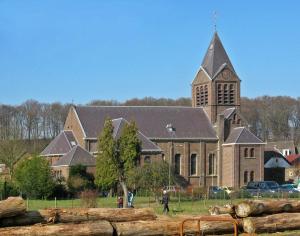 une grande église en briques avec une grande tour d'horloge dans l'établissement Vakantiehuis Limburg - Landgraaf, à Landgraaf 9 autres photos