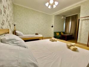 Uma cama ou camas num quarto em Guest House - Avlabari
