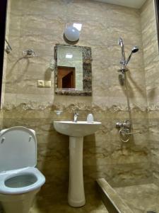 Uma casa de banho em Guest House - Avlabari