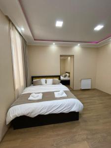 Postel nebo postele na pokoji v ubytování Serenity Likani Villa Hotel