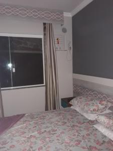 1 dormitorio con cama y ventana en Cantinho da kel, en Bombinhas