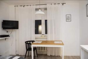 Televízia a/alebo spoločenská miestnosť v ubytovaní Apartamenty Centrum