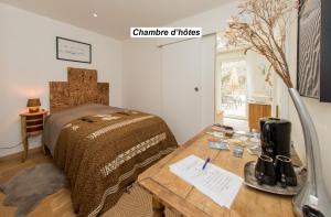 TV a/nebo společenská místnost v ubytování chambre d'hôte et gîte du jardin des corsaires