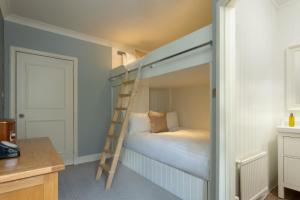 Katil dua tingkat atau katil-katil dua tingkat dalam bilik di The Glencoe Inn