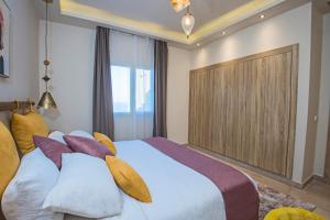 מיטה או מיטות בחדר ב-OSKENA Azzurra Sahl Hasheesh Hurghada