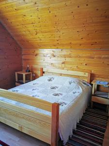 Ein Bett oder Betten in einem Zimmer der Unterkunft Agropensiune Jugul Taranului Polovragi
