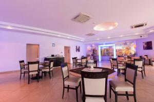 - un restaurant avec des tables et des chaises dans une salle dans l'établissement Pizzo beach club 165G, à Pizzo