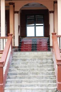 un conjunto de escaleras que conducen a un edificio con ventana en Jennabwa Lodge and Restaurant en Freetown