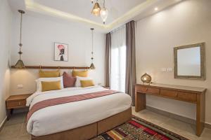 מיטה או מיטות בחדר ב-OSKENA Azzurra Sahl Hasheesh Hurghada
