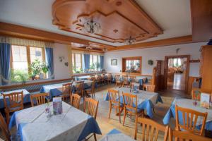 
Ein Restaurant oder anderes Speiselokal in der Unterkunft Gasthof Schneiderwirt, Kipfenberg OT Hirnstetten 
