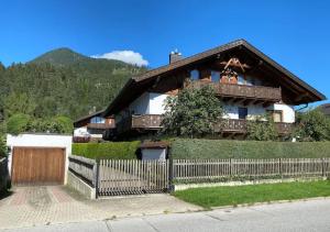 ein Haus mit einem Zaun davor in der Unterkunft Sweet Alpen Home in Garmisch-Partenkirchen