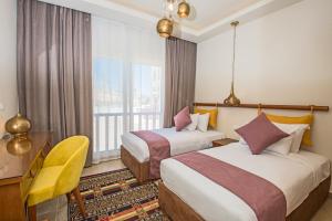 מיטה או מיטות בחדר ב-OSKENA Azzurra Sahl Hasheesh Hurghada