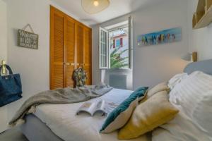 een slaapkamer met een bed met handdoeken erop bij Appartement lumineux Côte des Basques in Biarritz