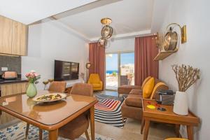 ハルガダにあるOutstanding Red Sea View-Brand New Azzurra Apartmentsのキッチン、リビングルーム(テーブル付)、ダイニングルーム