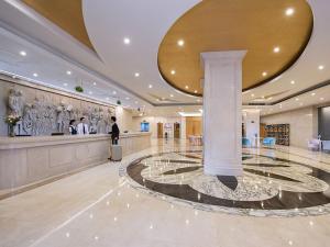 a hotel lobby with a lobby at Vienna International Hotel Zhuhai Golden Phoenix in Zhuhai