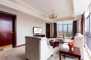 un soggiorno con divano, sedie e lampadario pendente di Vienna Hotel Xinyu Kaiguang a Xinyu