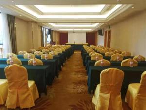pokój pełen krzeseł i stołów z niebieskimi stołami w obiekcie Vienna Hotel Guizhou Bijie Chuangmei Century City w Bijie