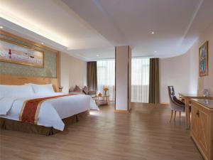 Postel nebo postele na pokoji v ubytování Vienna Hotel Shenzhen Fuyong Village