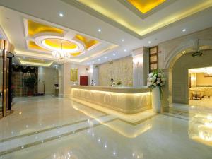 un grand hall avec une réception dans un bâtiment dans l'établissement Vienna Hotel Hangzhou Yuhang Linping, à Yuhang