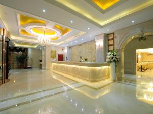 a large lobby with a reception desk in a building at Vienna Hotel Hangzhou Yuhang Linping in Yuhang