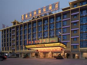 un grand bâtiment avec un panneau en haut dans l'établissement Vienna Hotels(JingHong BinJiang JunJuan), à Jinghong